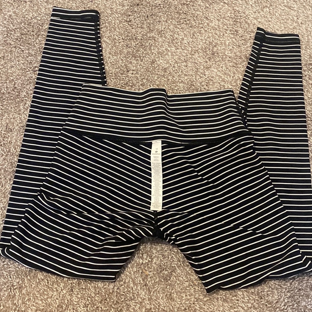 Black and White striped Wunder under leggings